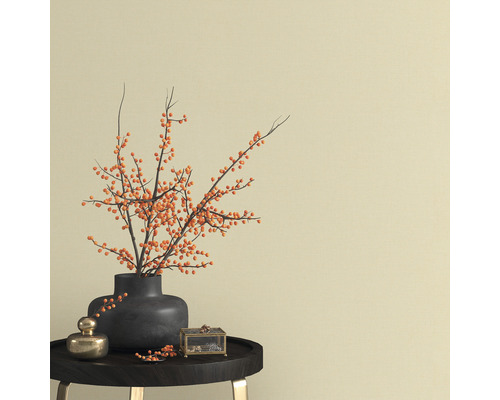 Decoratieve opstelling met vaas, takken en juwelendoos op een tafel.