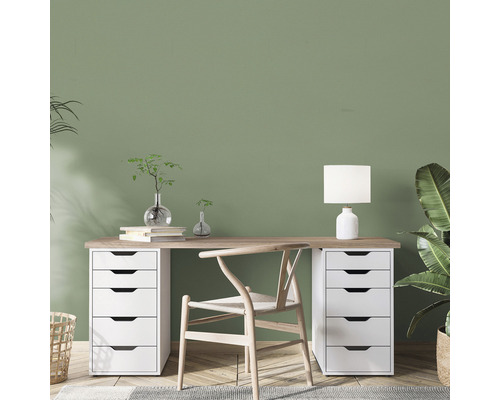 Moderne werkplek met bureau, stoel en kamerplanten