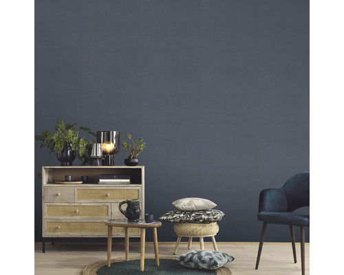 Woonkamer met dressoir, tafel, stoel en decoratie