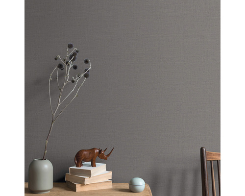 Close-up van een grijs textielbehang met decoratie