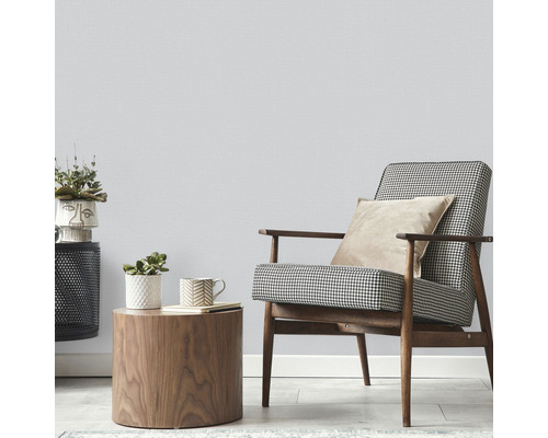 Lichte ruimte met fauteuil, bijzettafel en kamerplanten