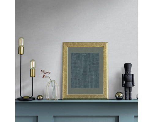 Decoratieve opstelling op een plank met lamp, foto, vaas en notenkraker