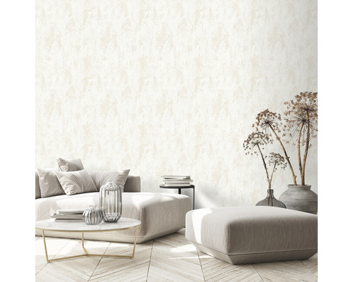 Woonkamer met een wandbehang met pleisterstructuur, bank, tafel en decoratie