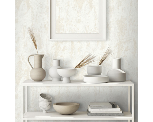 Plank met decoratieve objecten voor een patroonbehang