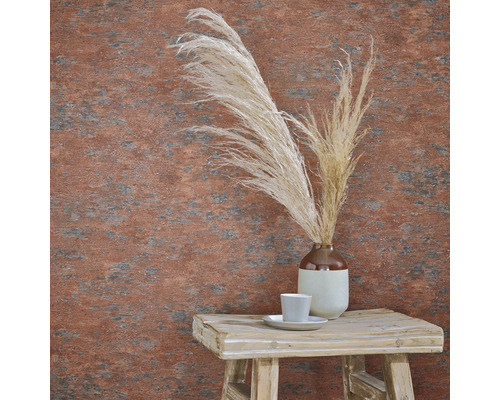 Rustieke wanddecoratie met behang, vaas en decoratie op houten kruk