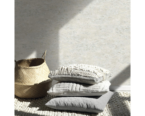 Decoratief stilleven met kussens, tapijt en mand voor een wand