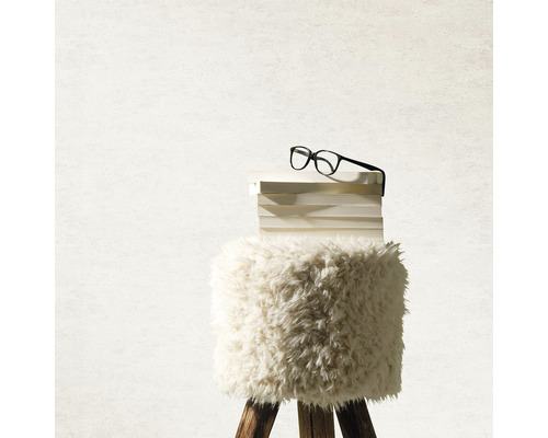 Decoratieve kruk met vachtbekleding, stapel boeken en bril