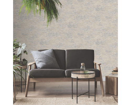 Woonkamer met bank en wandbehang in steendesign