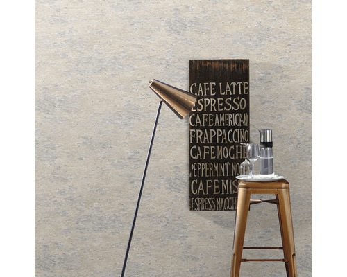 Woonkamer met patroonbehang, staande lamp en decoratie