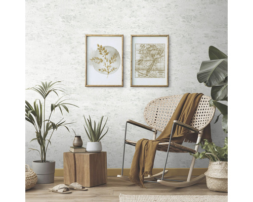 Lichte kamer met lichtgrijs patroonbehang, botanische kunstprints, rotan stoel, planten en houten elementen.
