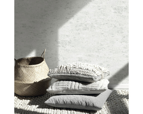 Decoratieve scène met stapel kussens, mand en vloerkleed voor interieurontwerp.