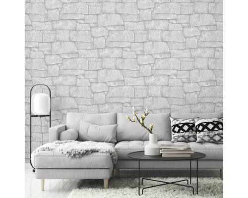 Woonkamer met grijs steenmotief behang en moderne meubels