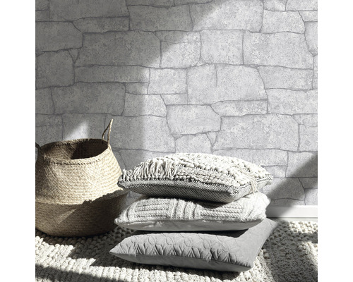 Decoratieve wanddecoratie met steenpatroonbehang, kussens en mand