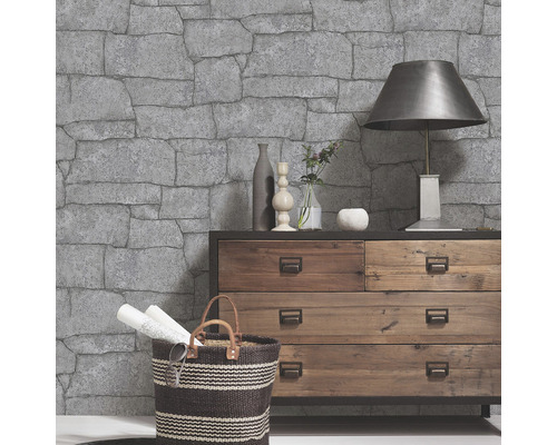 Woonkamer met stenen behang en houten ladekast