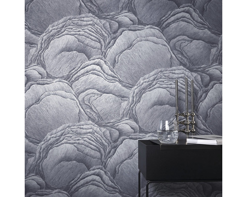 Close-up van behang met rotsformaties en een nachtkastje