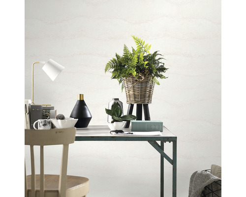 Scene met bureau, bureaulamp, decoratie en kamerplanten