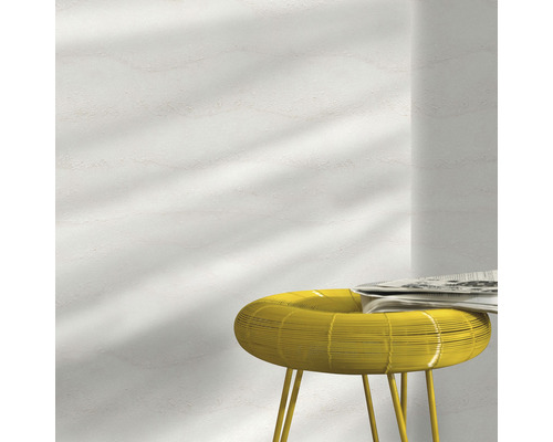 Gele bijzettafel met krant voor een muur