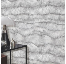 Close-up van een muur met driedimensionaal golvend behang