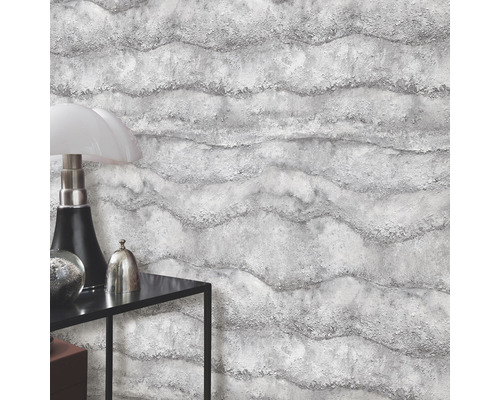 Close-up van een muur met driedimensionaal golvend behang