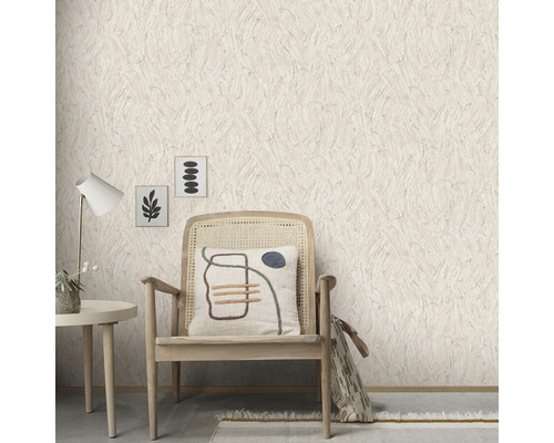 Beige structuurbehang in een woonkamer met stoel en tafel