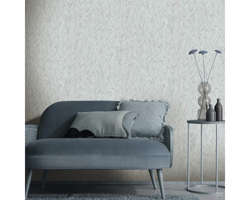 Decoratieve woonkamer met bank, tafel en behang met motief