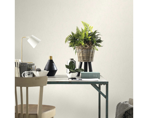 Decoratief stilleven op een bureau met lamp, plant en accessoires