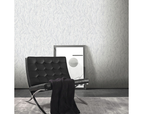 Woonkamer scène met patroonbehang, fauteuil en foto