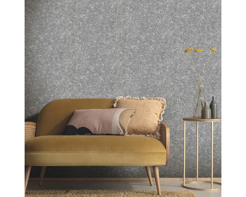 Scene met patroonbehang, bank en bijzettafel voor interieurontwerp