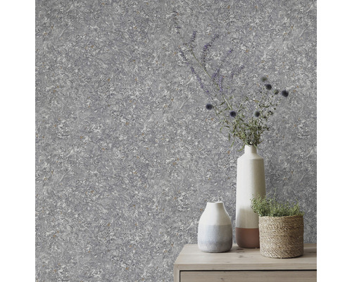 Grijs vliesbehang met abstracte structuur en planten in vazen op dressoir