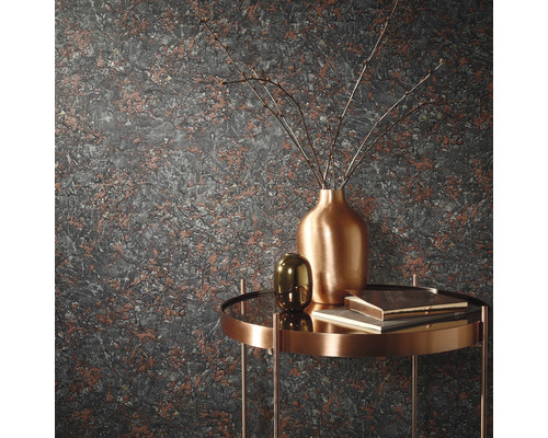 Behang met abstracte patronen achter een tafel met vazen