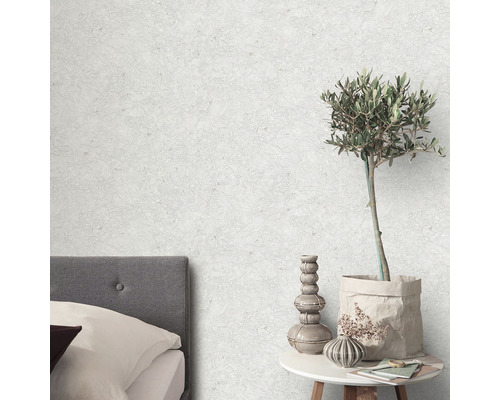 Scene met bed, bijzettafel, kamerplant en patroonbehang