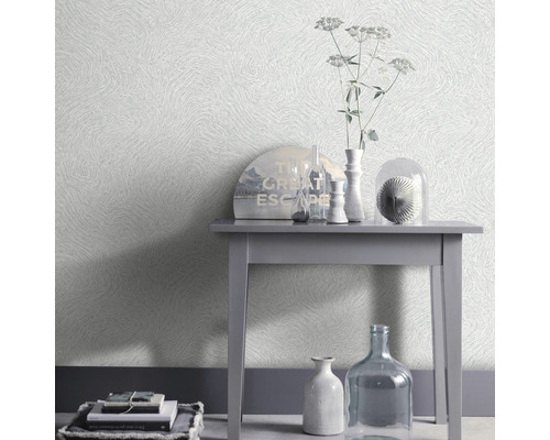 Behang met vervaagd patroon in de woonkamer met tafel en decoratie