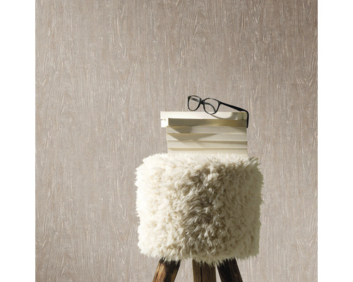 Behang met houtnerf, bril op stapel boeken op een kruk