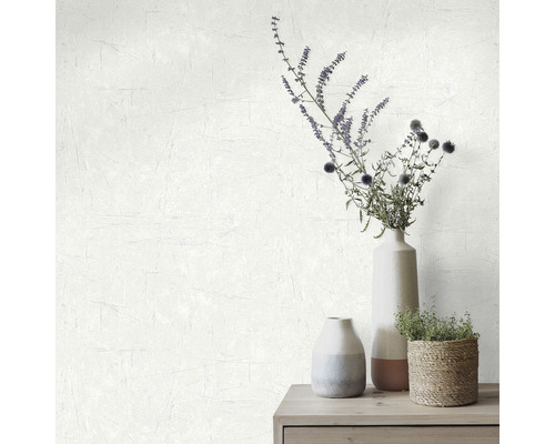 Decoratief behang met bloemstuk op een dressoir