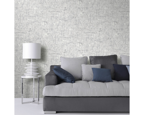 Woonkamer met grijs behang, bank en lamp