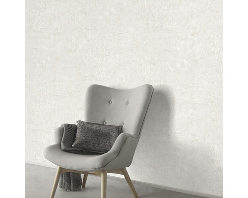 Kamerweergave met structuurbehang en fauteuil