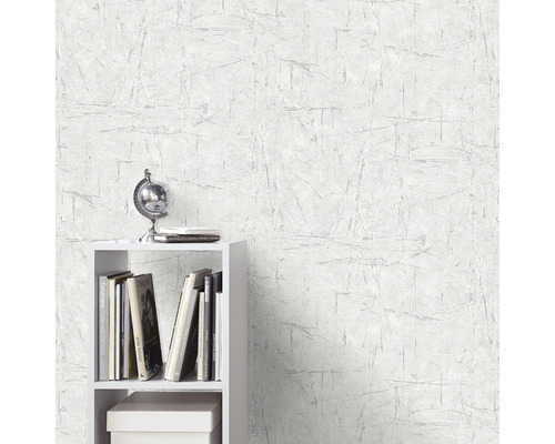 Scene met een wit behang met krassenpatroon en een witte plank met decoraties