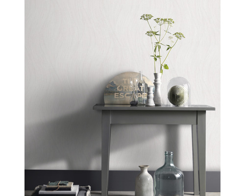 Decoratie op een grijze tafel voor een witte muur