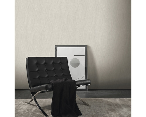 Woonkamer met patroonbehang, fauteuil en afbeelding