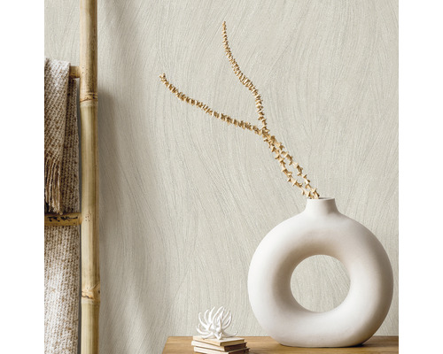 Close-up van een gestructureerd behang, gecombineerd met decoratieve elementen.