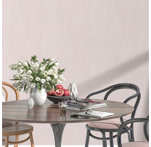 Eettafelscène met bloemen, granaatappels, tijdschriften en stoelen