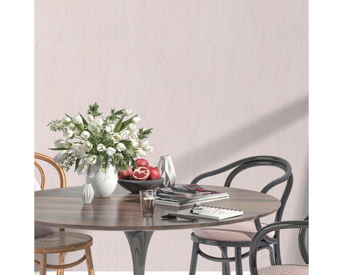 Eettafelscène met bloemen, granaatappels, tijdschriften en stoelen