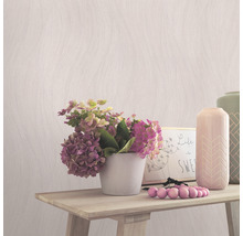 Licht, gestructureerd behang in kamer met bloemstuk op tafel