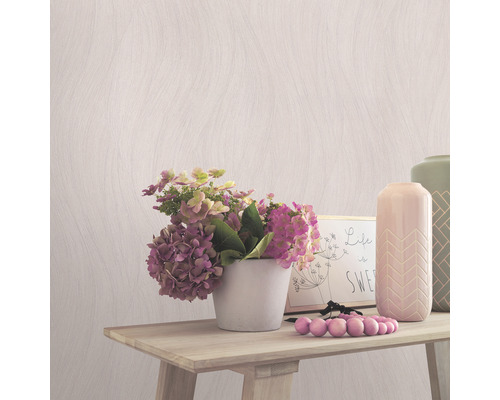 Licht, gestructureerd behang in kamer met bloemstuk op tafel