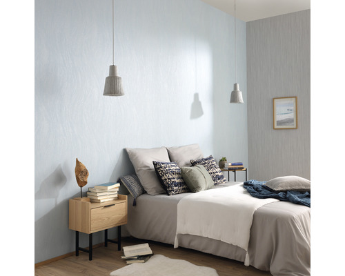 Lichte slaapkamer met bed, nachtkastje en hanglampen