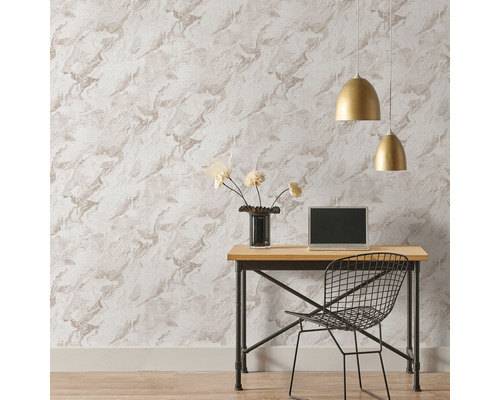 Kantoor met marmeren behang, bureau, stoel en lamp