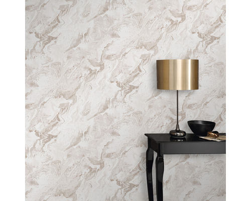 Wanddecoratie met marmerstructuurbehang, tafel en lamp