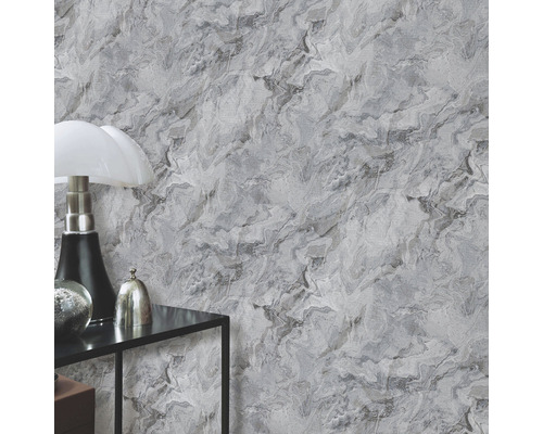 Scene met patroonbehang en tafel met decoratie