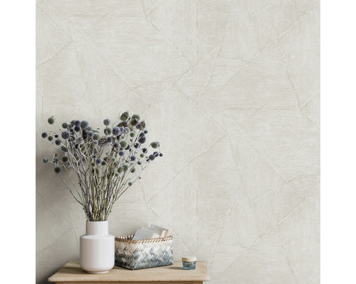 Behang met geometrisch patroon en tafel met decoratie