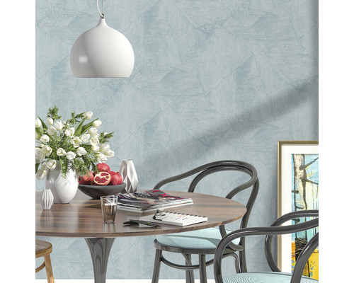 Scene met een eettafel, stoelen, bloemenvaas, fruitschaal, lamp en een schilderij aan de muur